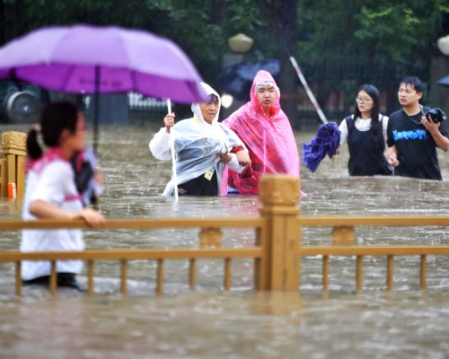 河南暴雨成災，增至33人死亡，8人下落不明。AP圖片