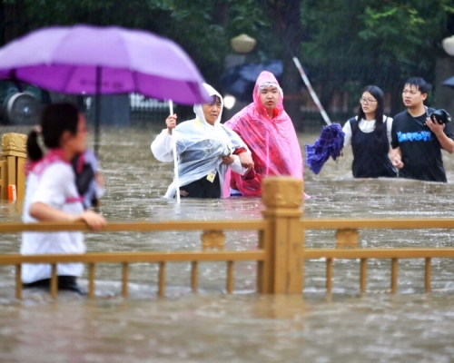 河南暴雨成災,增至33人死亡,8人下落不明。AP圖片