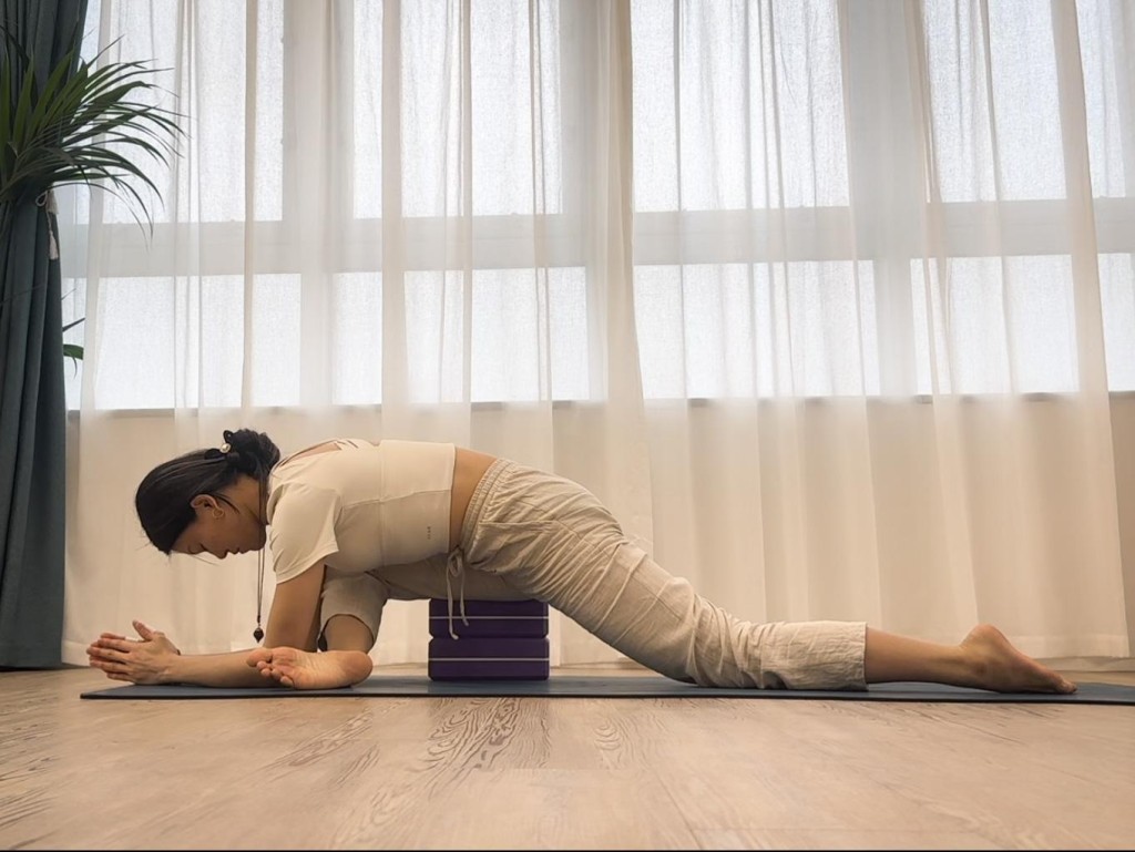 鴿子式步驟:雙手叉腰檢查骨盤是否正位,上半身慢慢向前向地,右腳感受到臀部外側和大腿的伸展感,左腳感受到腿內跨位置伸展。 鴿子式步驟:雙手叉腰檢查骨盤是否正位,上半身慢慢向前向地,右腳感受到臀部外側和大腿的伸展感,左腳感受到腿內跨位置伸展。