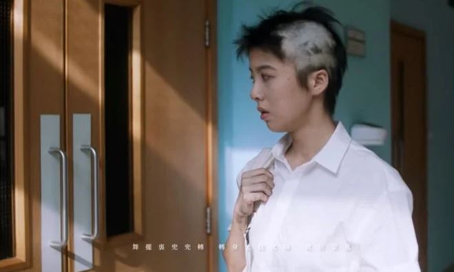 熱愛演戲的鍾雪曾為《致明日的舞》MV剷到變癩痢頭。