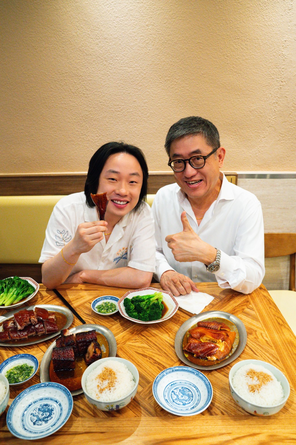 歐陽萬成Jimmy O.Yang與旅發局總幹事程鼎一(右)合照。 歐陽萬成Jimmy O.Yang與旅發局總幹事程鼎一(右)合照。