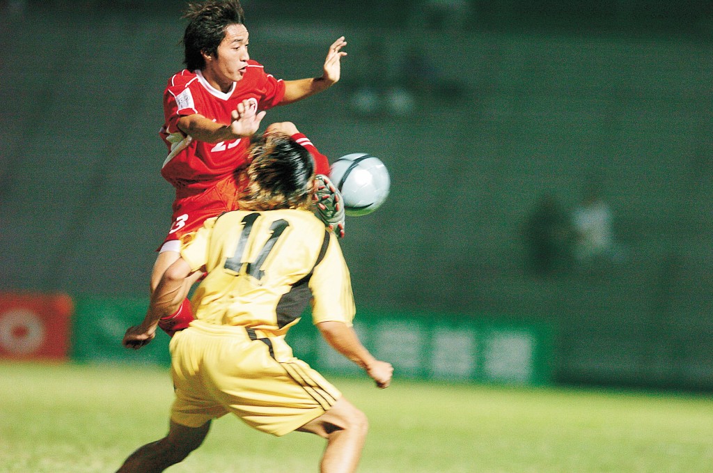 2004年,港隊出戰2006年世界盃亞洲區外圍賽,僅得6分。圖為港隊前鋒朱兆基(紅衫)。 2004年,港隊出戰2006年世界盃亞洲區外圍賽,僅得6分。圖為港隊前鋒朱兆基(紅衫)。