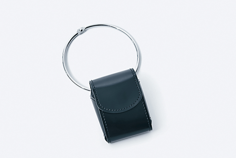 ●配以银色手环的黑色AirPods Case。