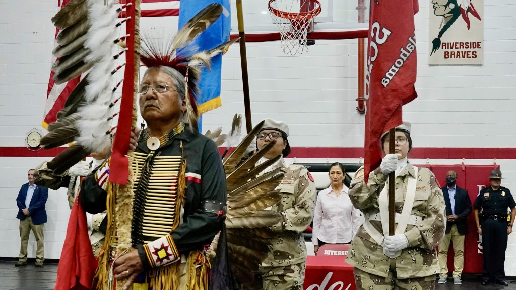 印第安部落代表与老师在印第安学校的开幕式上进行仪式。 美联社