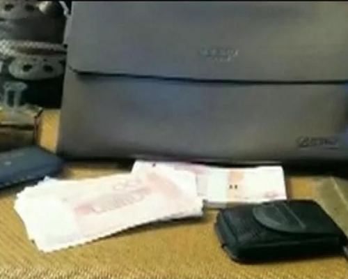 近日滁州警方一直在尋找一位丟失財物的失主,失物包括一個裝有萬元現金和其它重要財物的手袋。(網圖)