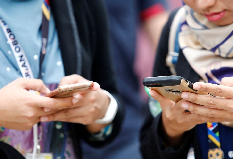 美国有中学实施「手机禁令」1年后，校方称学生互动增加，欺凌减少。路透社