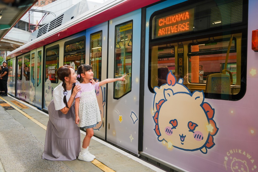 「下一站:CHIIKAWA ARTIVERSE」暑期主題活動,輕鐵車身亦印有隱藏夜光星星圖案。 「下一站:CHIIKAWA ARTIVERSE」暑期主題活動,輕鐵車身亦印有隱藏夜光星星圖案。