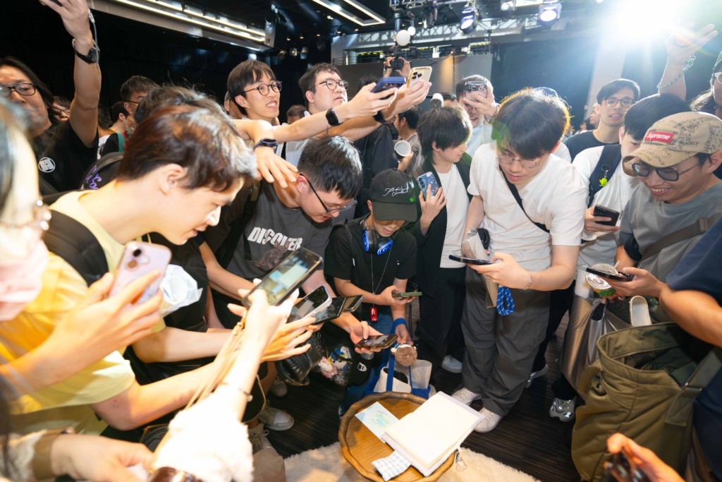 Cloud拿着記事簿登場，簿內記下她的感受和音樂會流程。