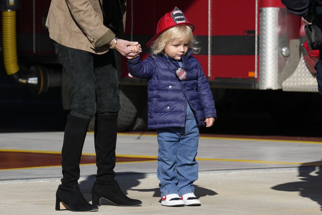 拜登的孙儿阿博（Beau Biden）戴上消防帽，威风澟澟。AP