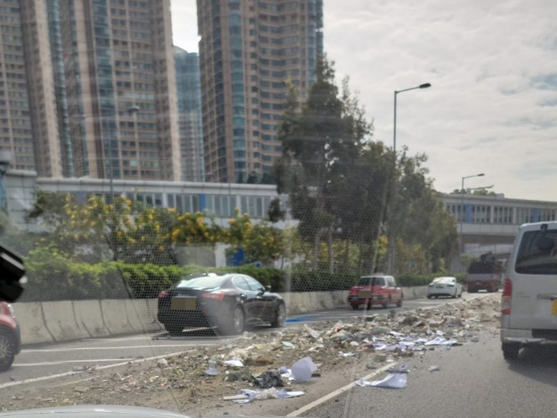 石屎廢料散落馬路阻路。馬路的事 網民:Edwin Ying Fai