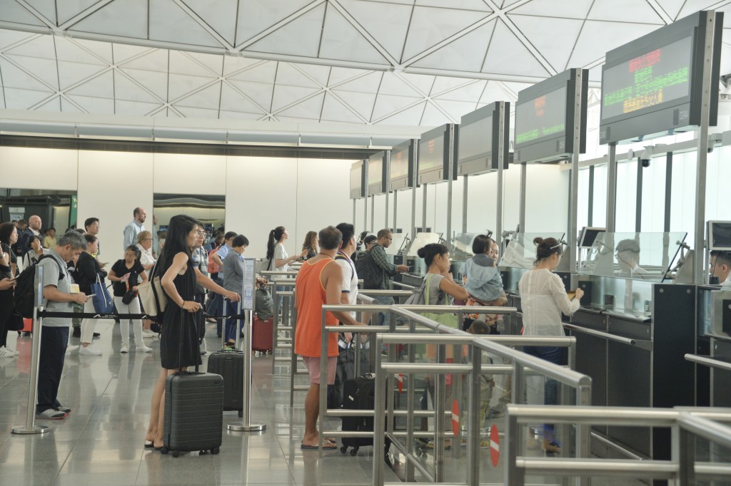 除e-道外，访港旅客亦可使用人手入境检查。资料图片