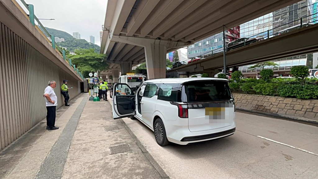 涉事七人車停在現場。楊偉亨攝