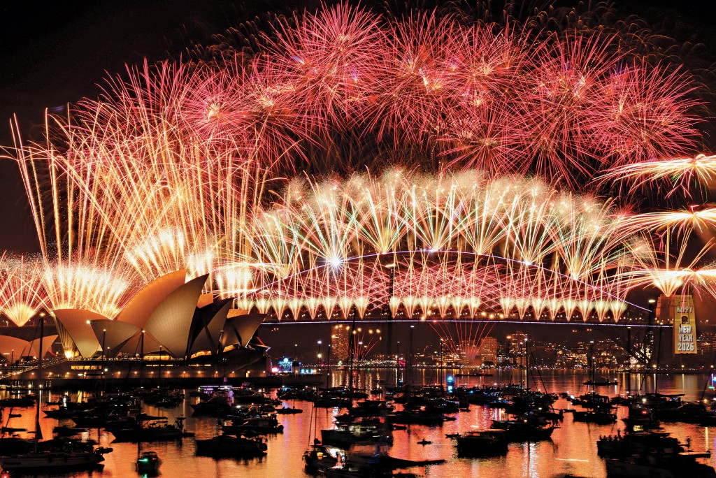 澳洲悉尼邦迪海滩本月经历严重枪击案后，该市如期举办跨年烟花表演，午夜前先为罹难者默哀1分钟。 