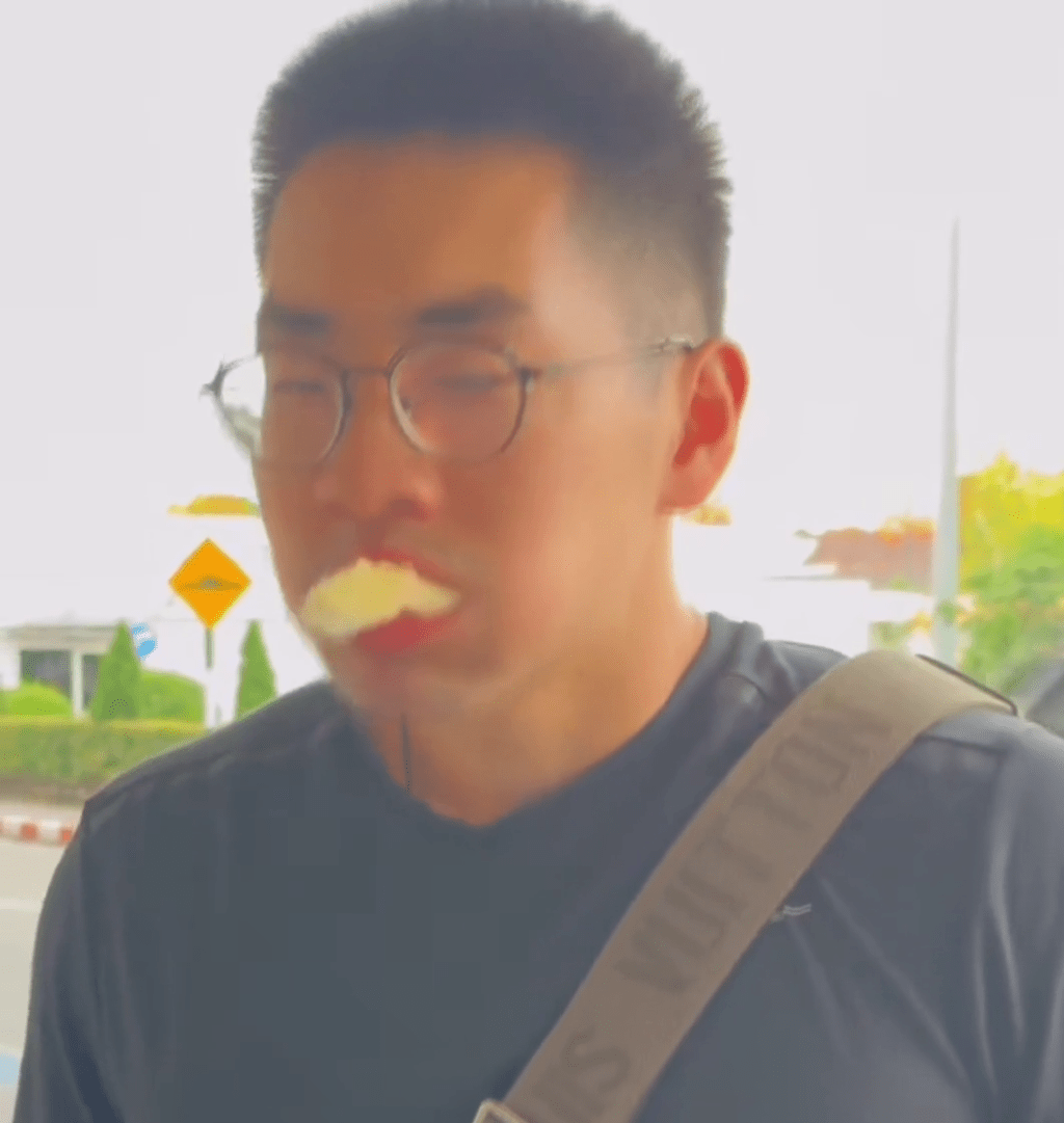 男子帶榴槤上飛機被拒,即場狂隊榴槤,食到懷疑人生。 男子帶榴槤上飛機被拒,即場狂隊榴槤,食到懷疑人生。