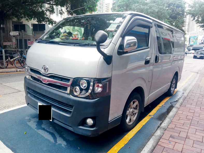 部分車輛被指濫用「灰證」,泊在路旁的傷殘車位。