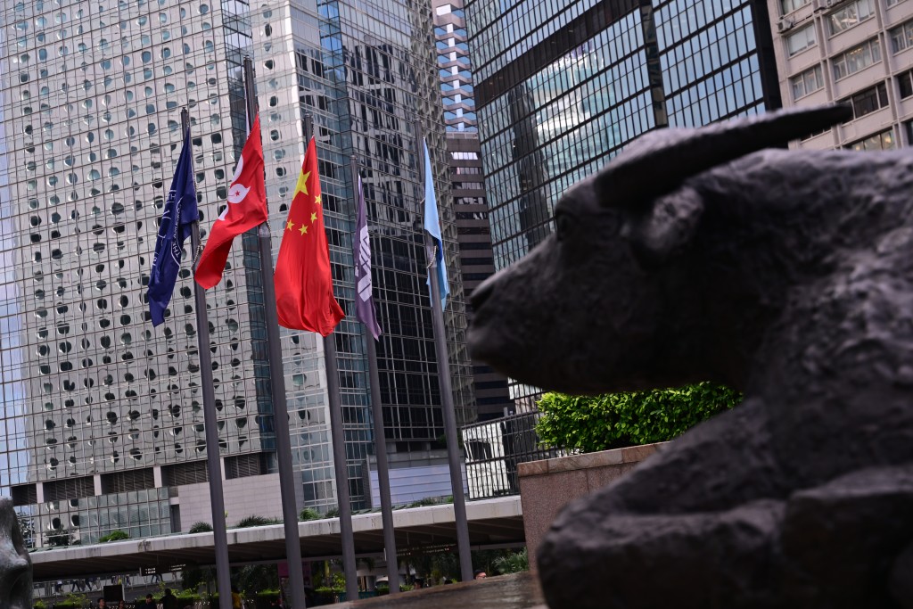 本財政年度首四個月的整體開支及收入分別為2,537億港元及1,123億港元。資料圖片 本財政年度首四個月的整體開支及收入分別為2,537億港元及1,123億港元。資料圖片