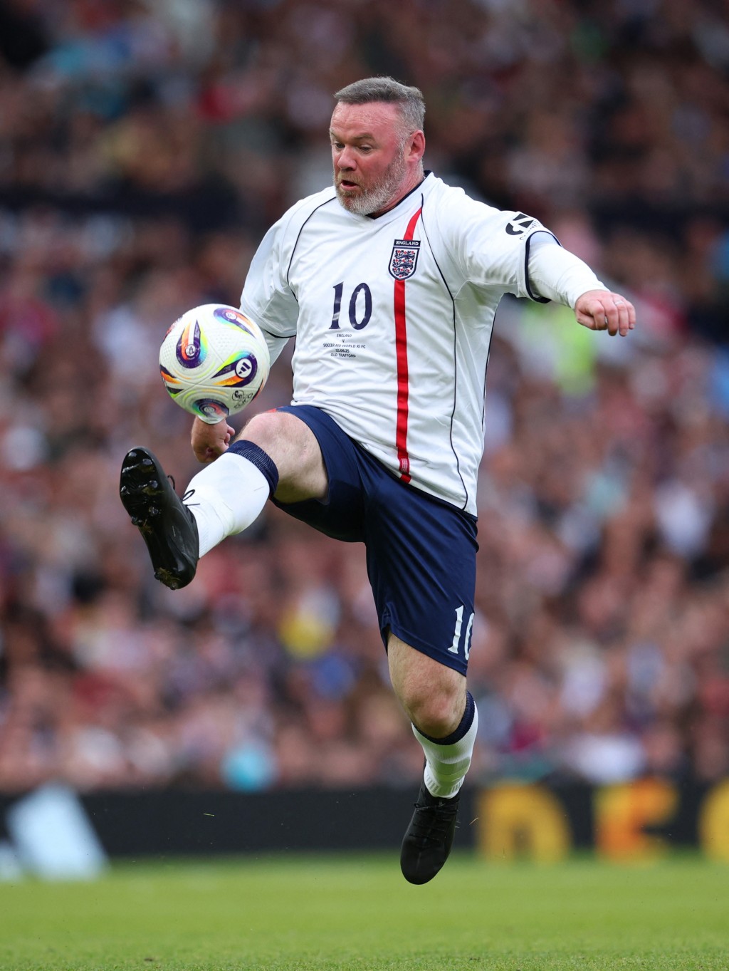 朗尼撐卡域克坐正。路透社