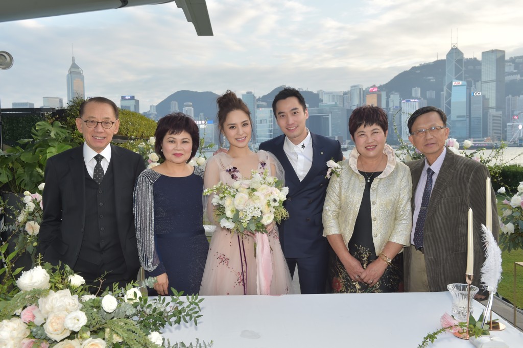 2018年12月阿嬌與賴弘國再在香港舉行註冊儀式及設宴，多位藝人現身，場面盛大。
