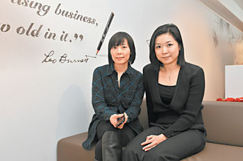 ■李奧貝納行政創作總監羅韶文(左)及董事總經埋梁芷茵指,做廣告需要有很多創意。