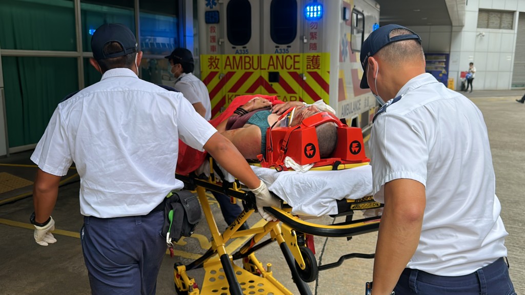 電單車司機受傷由救護員送院治理。劉漢權攝