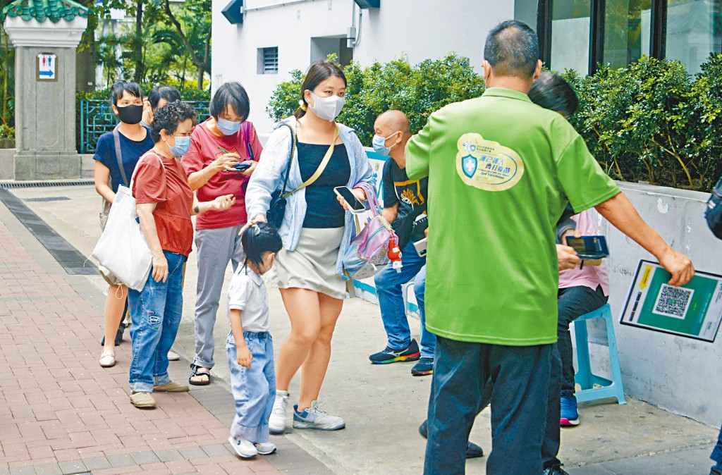 官涌社區疫苗接種中心，領取即日籌家長攜幼童進場。