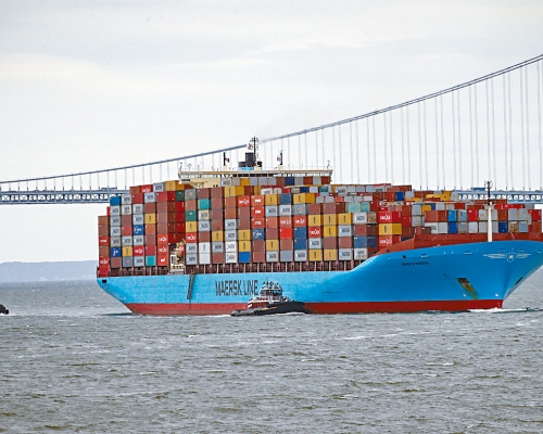 在紐約港開行的一艘馬士基貨櫃船。