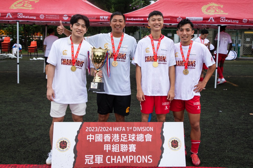 教練戴思聰(左二)及球員黃緯傑(右一)、蕭志豪(左一)及黃澤勤(右二)。 駿英九龍城圖片