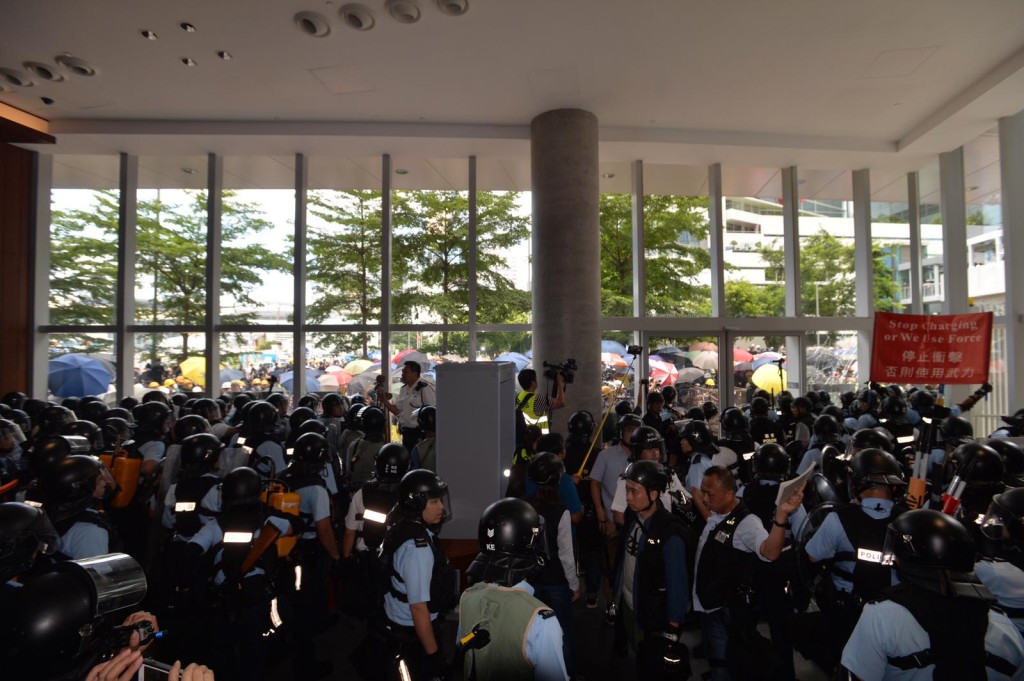 警方舉起紅旗。