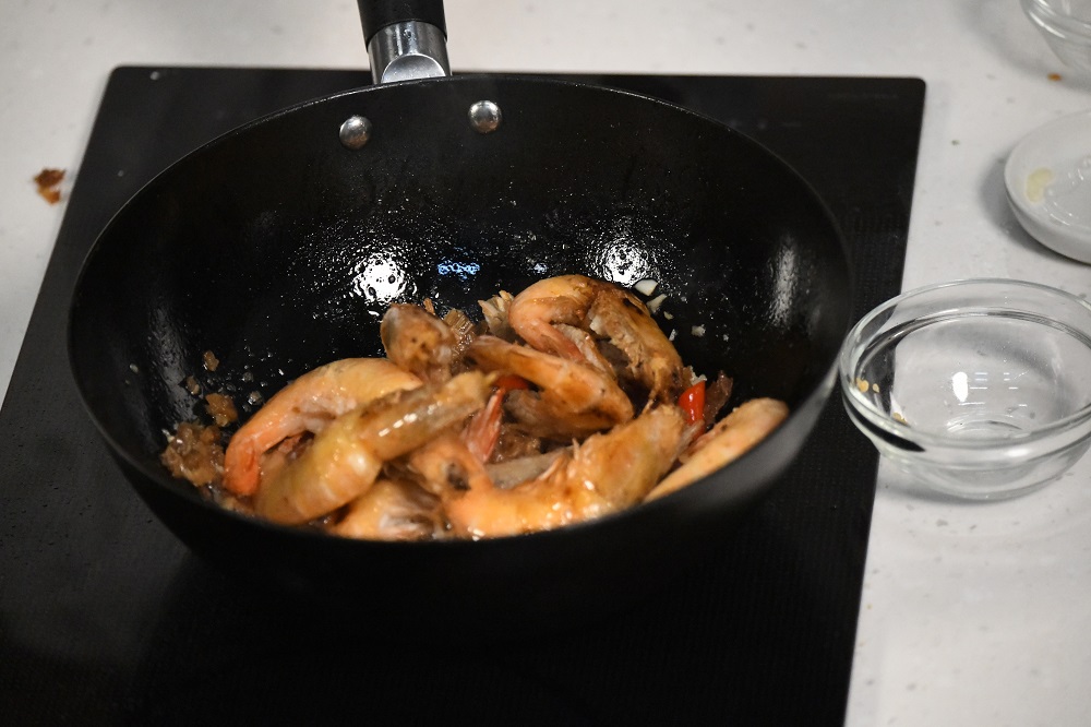 加酱油可为虾提鲜。 加酱油可为虾提鲜。