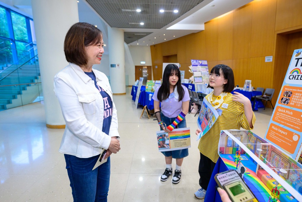 港鐵公司行政總裁楊美珍(左)於總決賽上與參賽學生交流,細聽學生分享創新方案。 港鐵公司行政總裁楊美珍(左)於總決賽上與參賽學生交流,細聽學生分享創新方案。