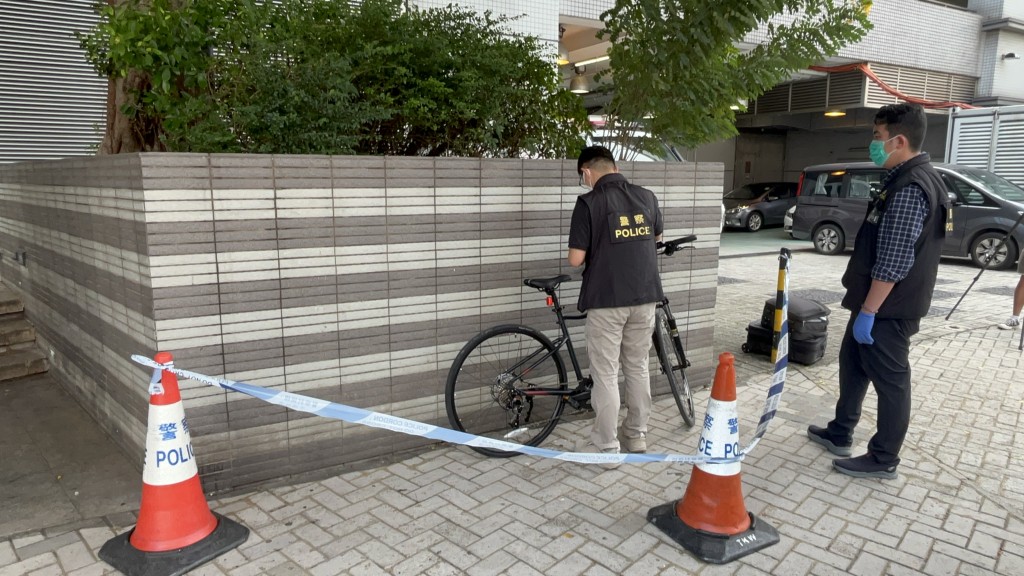 一部疑與案有關的單車泊在露明道行人路。