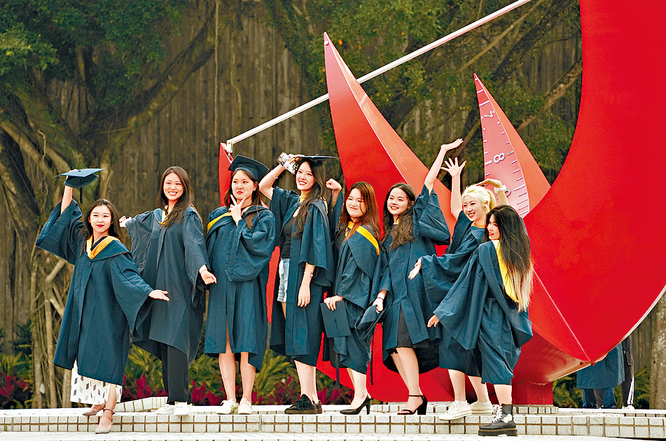 教育局公布有关本地毕业生工作表现的问卷调查结果，逾9成受访雇主表示，满意学士学位及副学位毕业生的工作表现。