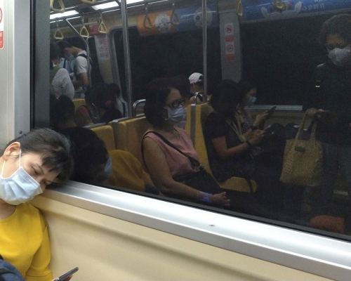 台北今起搭捷運需戴口罩,違者最高罰1.5萬新台幣。 AP圖