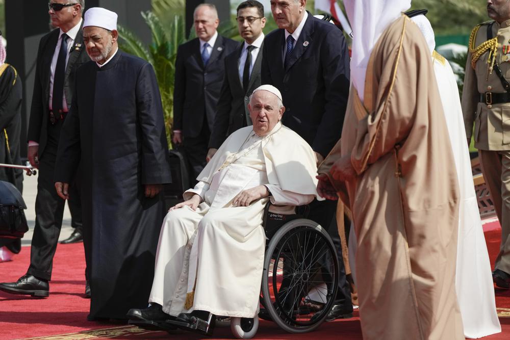 正在出访巴林的教宗方济各警告，全世界正濒临「在战争之风」吹袭下的「棘手险境」。(AP)