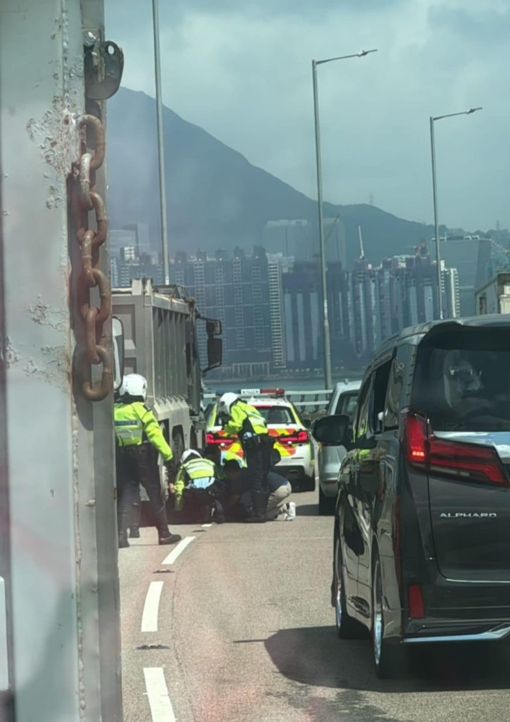 警長謝簡晉過往曾處理狗隻闖入行車道路的事件,包括在灣仔告士打道追逐一隻柴犬,最終爬入泥頭車底將牠救回。 警長謝簡晉過往曾處理狗隻闖入行車道路的事件,包括在灣仔告士打道追逐一隻柴犬,最終爬入泥頭車底將牠救回。