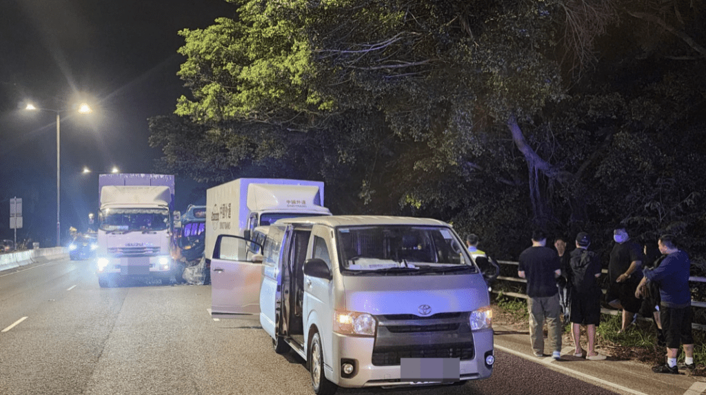 首宗車禍約45分鐘後，一輛專線小巴疑收掣不及，猛撞龍尾車群釀成5車「串燒」。黎志偉攝