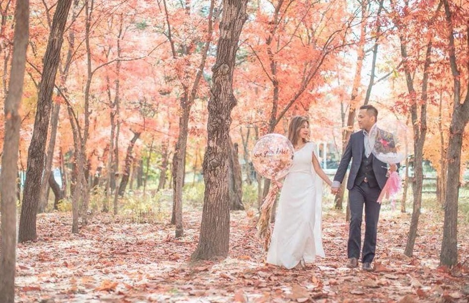 一對新人的結婚照昨起在網上瘋傳。fb群組「PLAY HARD玩硬」