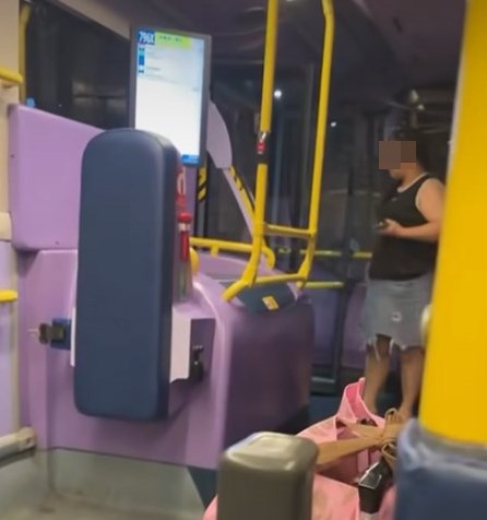 •背心女接著一口氣大鬧：X你個街 呀！X你老X臭X吖！即刻打去投訴！fb「將軍澳主場」截圖