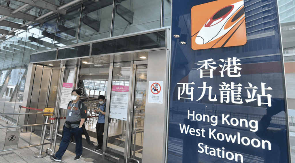 港鐵西九龍站內地男暈倒廁所 送院治理