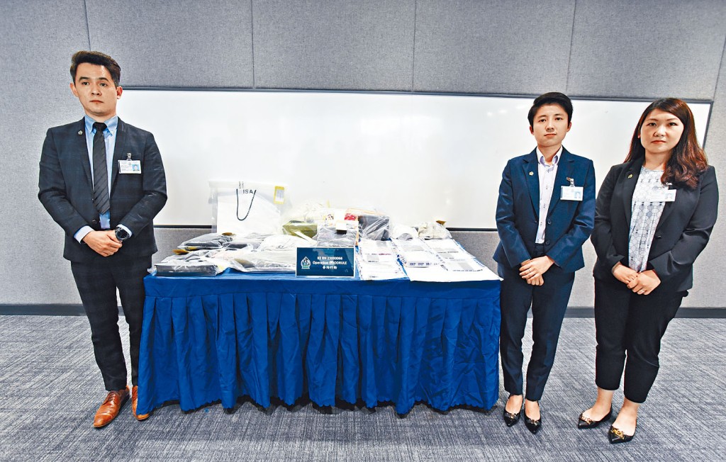 東九龍總區重案組總督察許諾（中）、科技罪案組高級督察劉震宇（左）及情報組高級督察謝潔婷（右）講述案情。