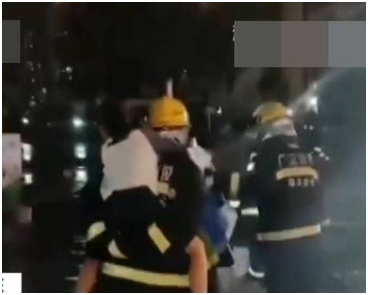 消防员用孭的方式将被困小童救出。网图