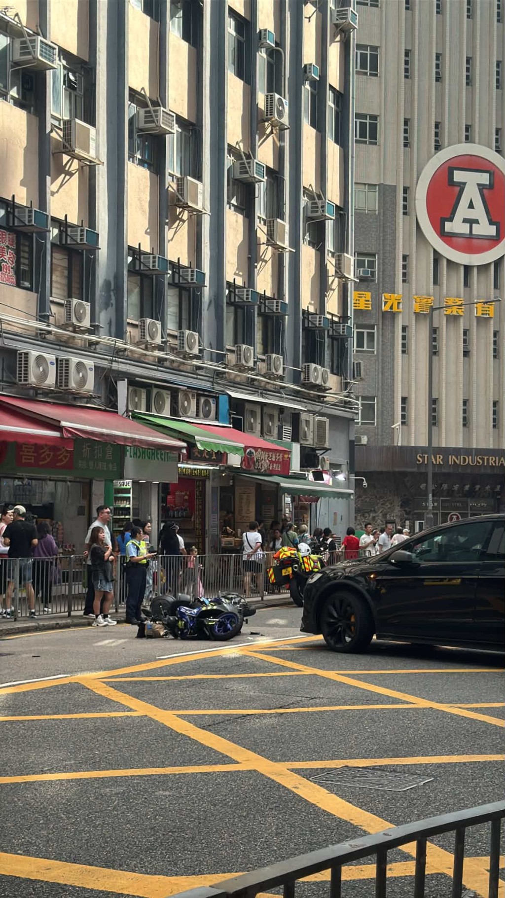 現場碎片散落一地,幸鐵騎士手部受傷,仍然清醒。網上圖片 現場碎片散落一地,幸鐵騎士手部受傷,仍然清醒。網上圖片