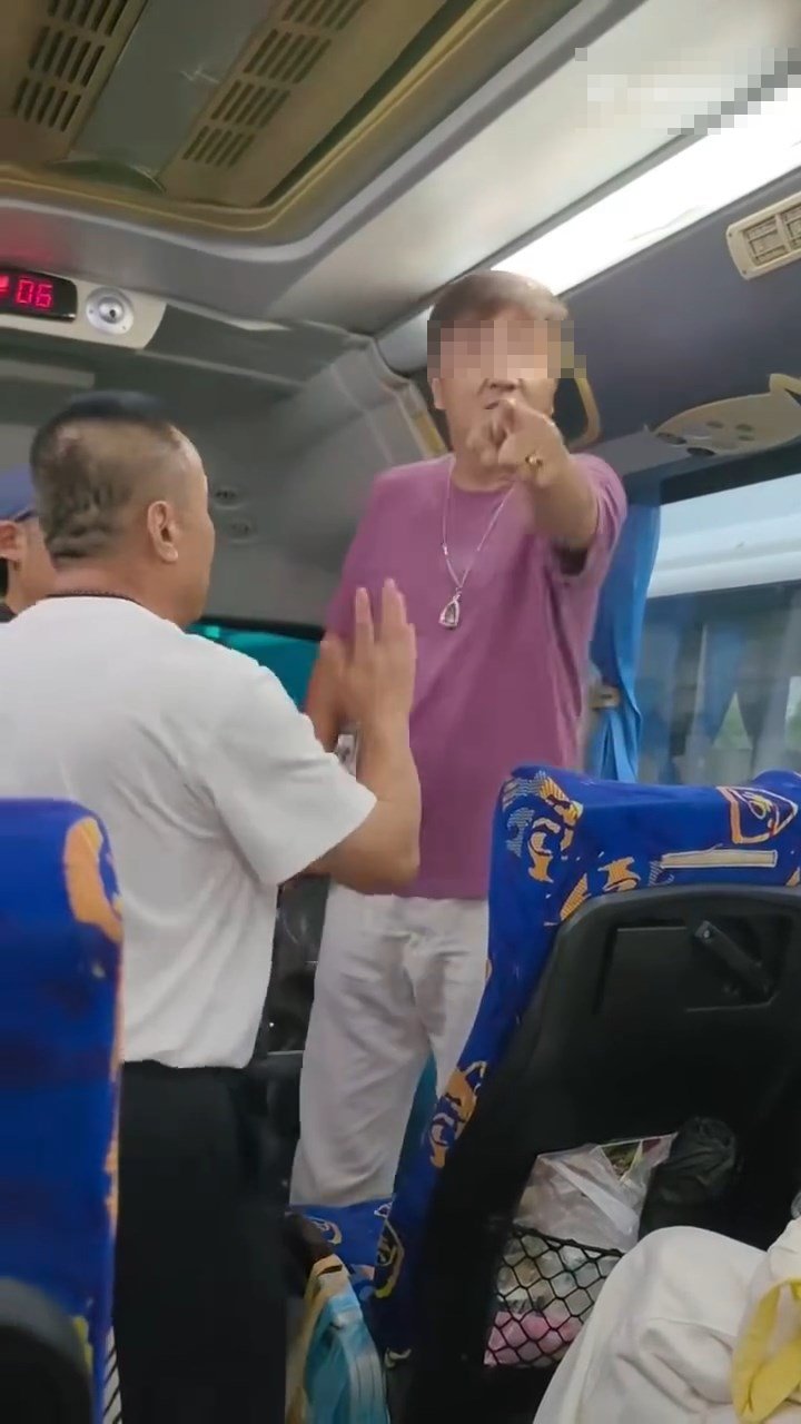 惡導遊不斷威嚇車上乘客。微博@長春西門大官人