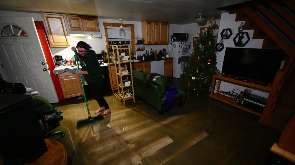 加州賴特伍德市居民平安夜忙着清理家中的積水和泥濘。 美聯社 加州賴特伍德市居民平安夜忙着清理家中的積水和泥濘。 美聯社