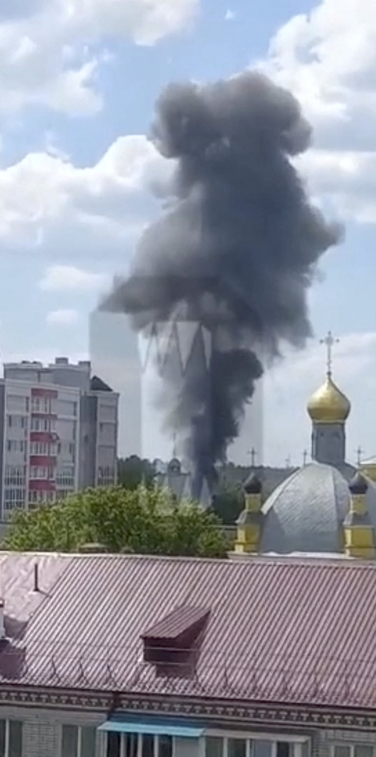 一架俄羅斯軍用直升機13日墜落布良斯克（Bryansk），冒出陣陣濃煙。 路透社