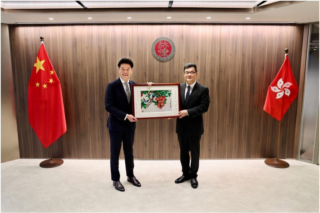 香港律師會會長湯文龍律師(左)與廣東省律師協會會長肖勝方律師(右)雙方在友好而務實的氣氛中展開深入交流。 香港律師會會長湯文龍律師(左)與廣東省律師協會會長肖勝方律師(右)雙方在友好而務實的氣氛中展開深入交流。