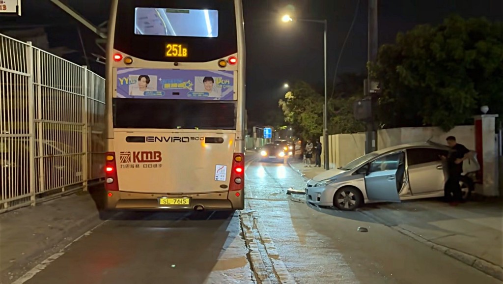 九巴與私家車相撞。fb：車cam L（香港群組）