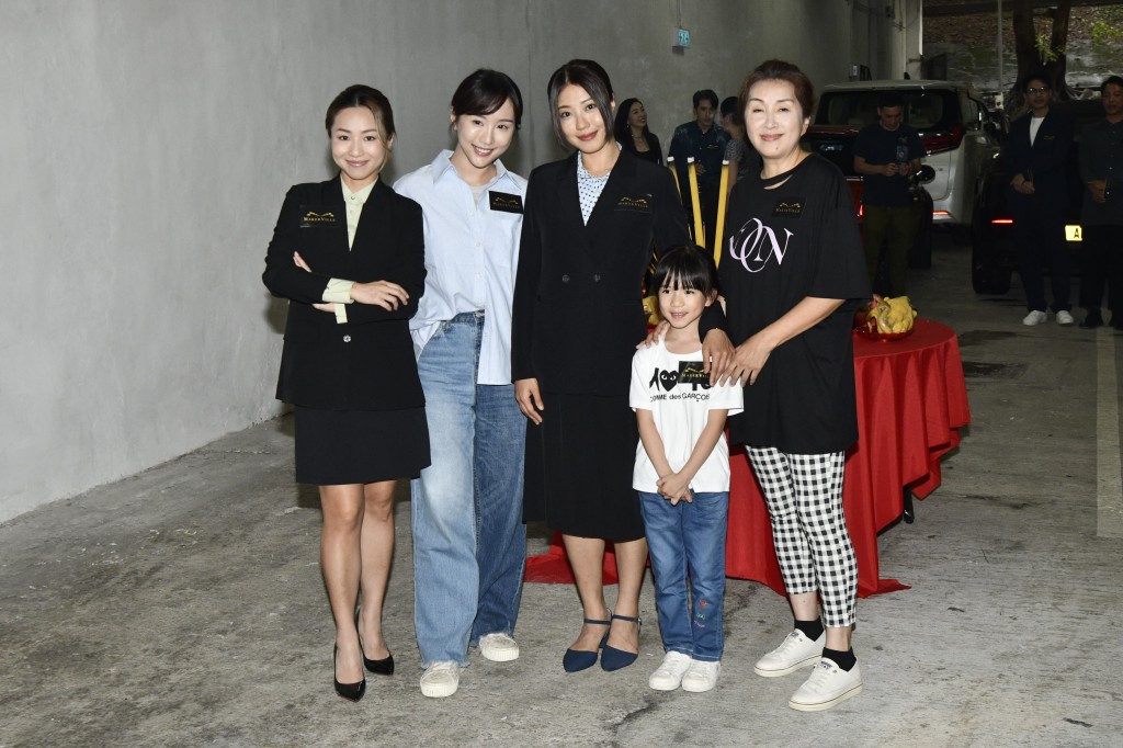 叶璇、关智斌、贾晓晨、余安安、谢安琪与李芯駖等，今日（17日）到葵涌出席ViuTV新剧《法与情》拜神。