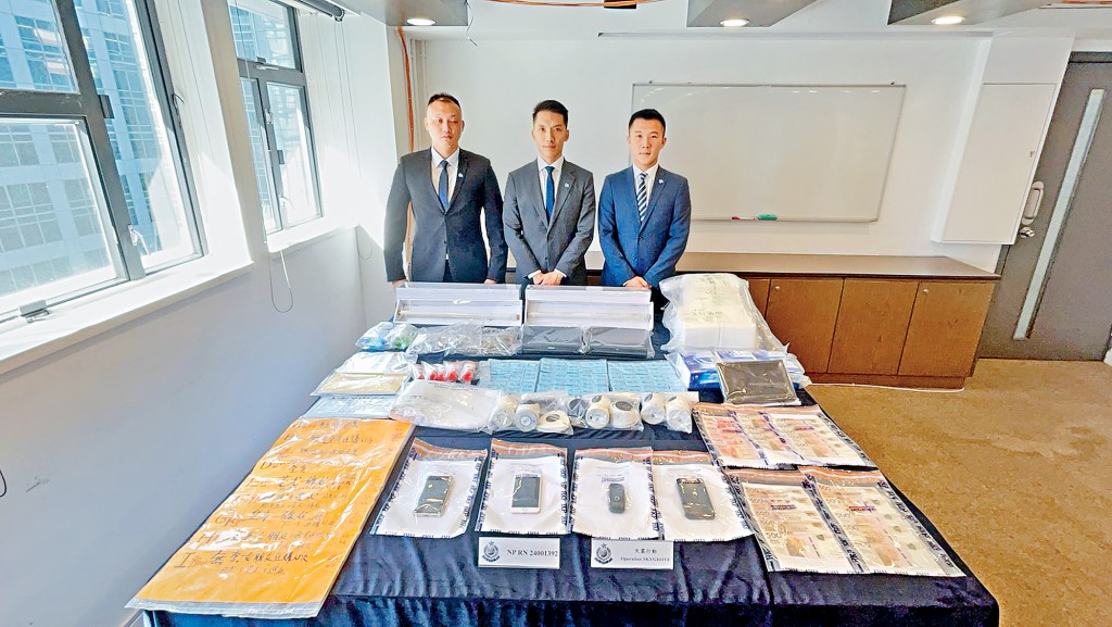 東區警區行動主任總督察王紀聰(中)、特別職務隊高級督察余承豐(左)、高級督察劉志峯(右)講述案情及展示證物。