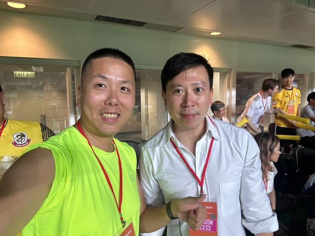 「晨曦儷人」馬主梁浩然(左)與理文足球會班主兼會長李文恩(右)合照。 「晨曦儷人」馬主梁浩然(左)與理文足球會班主兼會長李文恩(右)合照。